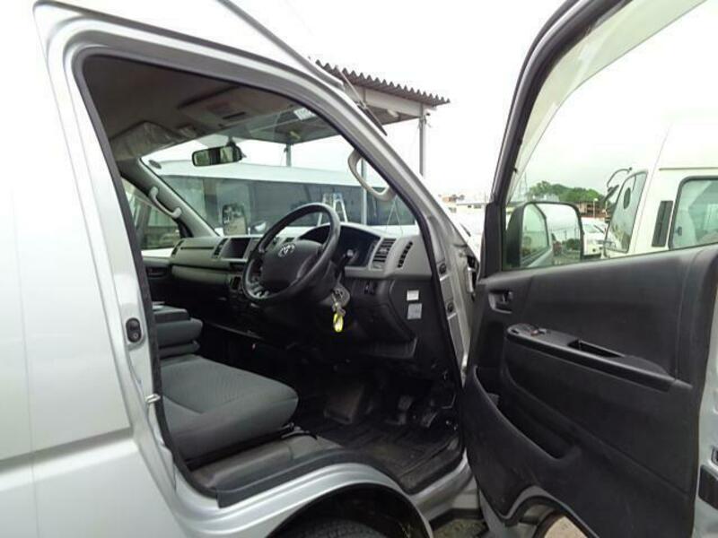 HIACE COMMUTER