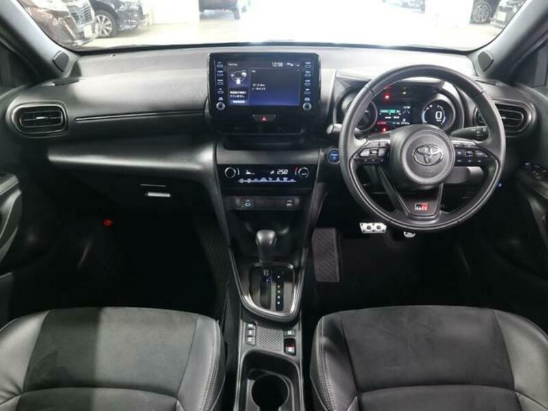 YARIS CROSS