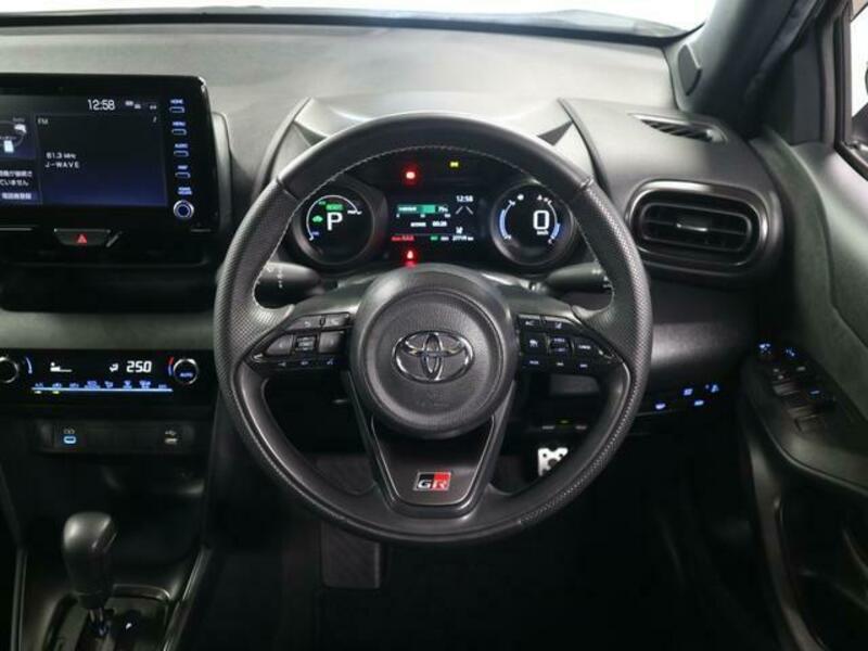 YARIS CROSS