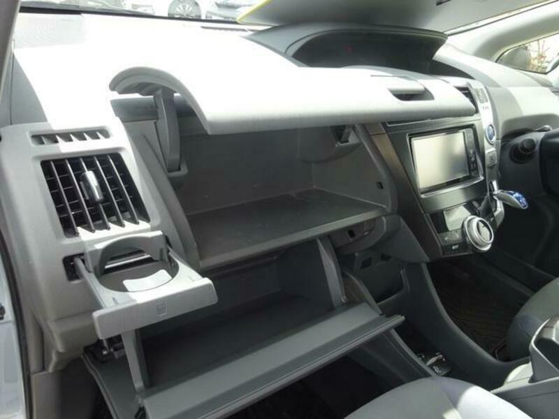 PRIUS ALPHA