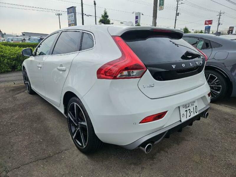 V40