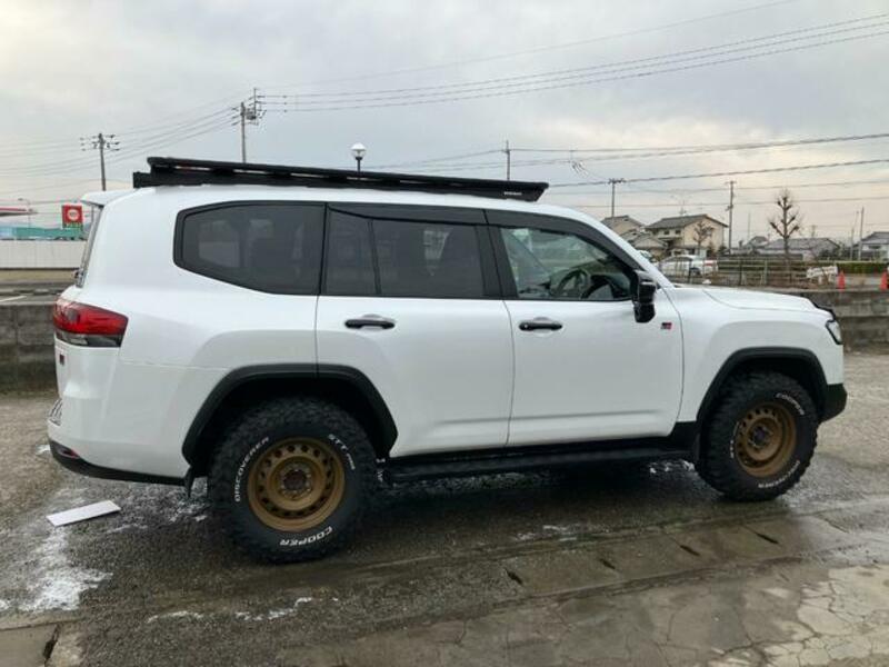 LAND CRUISER