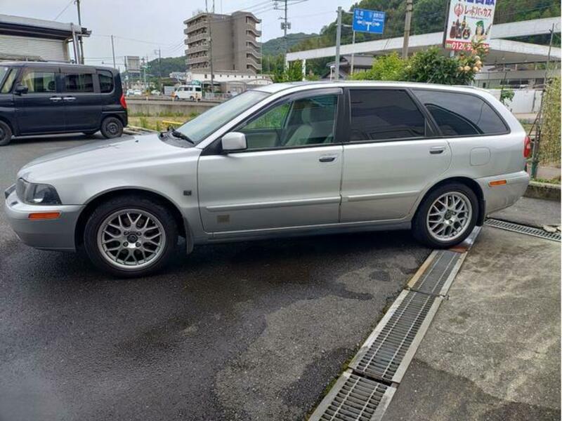 V40