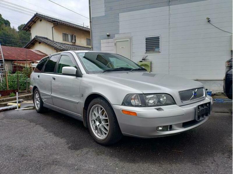 VOLVO V40