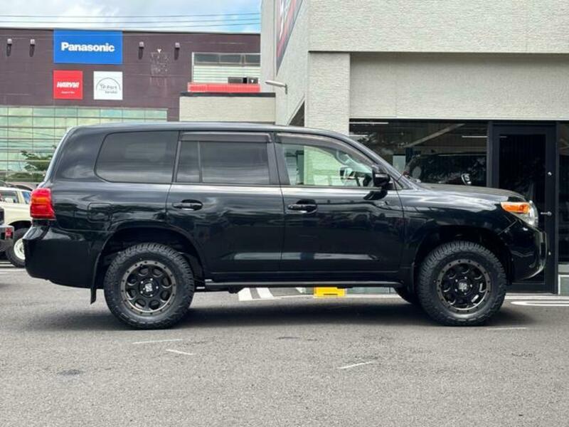 LAND CRUISER
