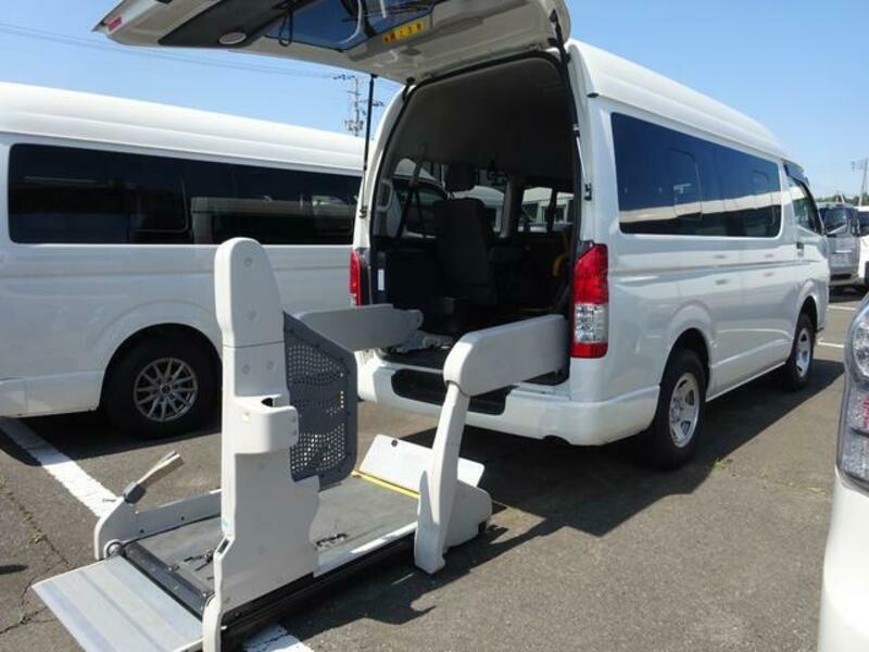 TOYOTA HIACE VAN