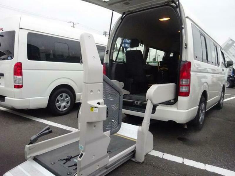 TOYOTA HIACE VAN