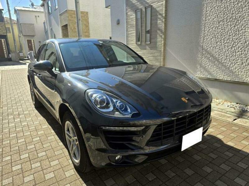 PORSCHE MACAN