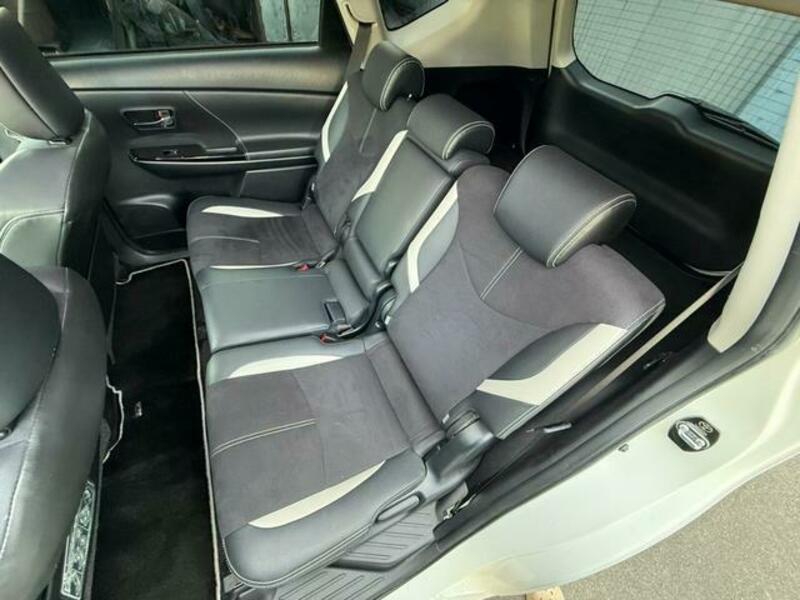 PRIUS ALPHA