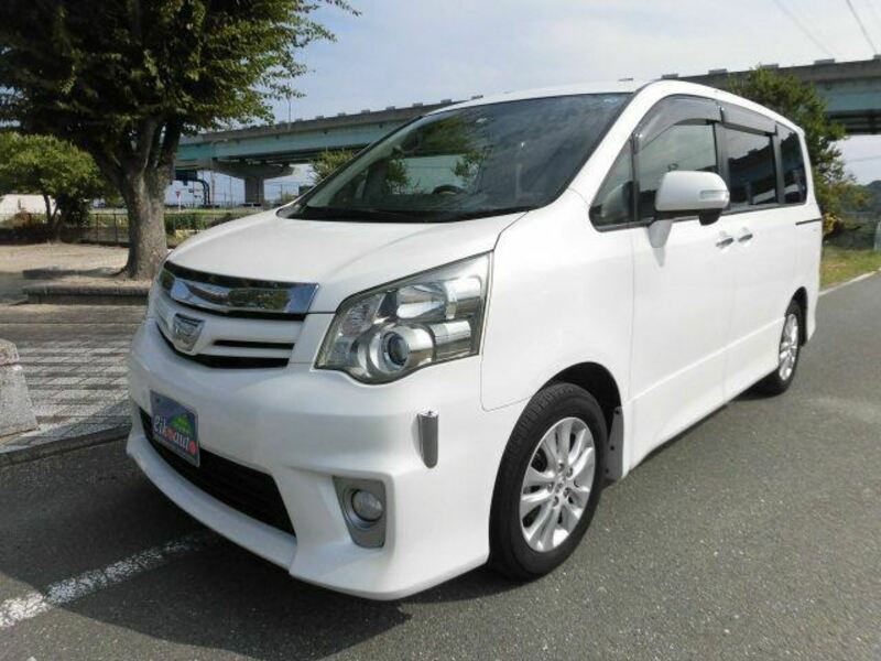 TOYOTA NOAH
