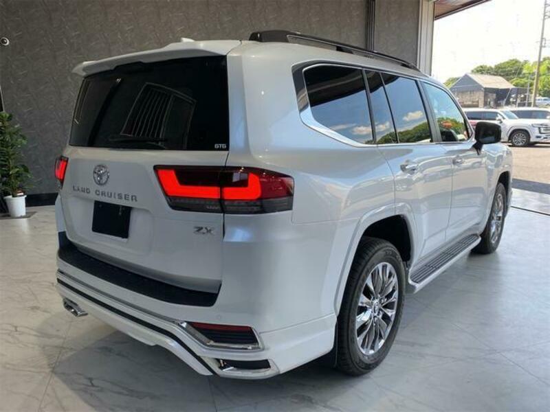 LAND CRUISER