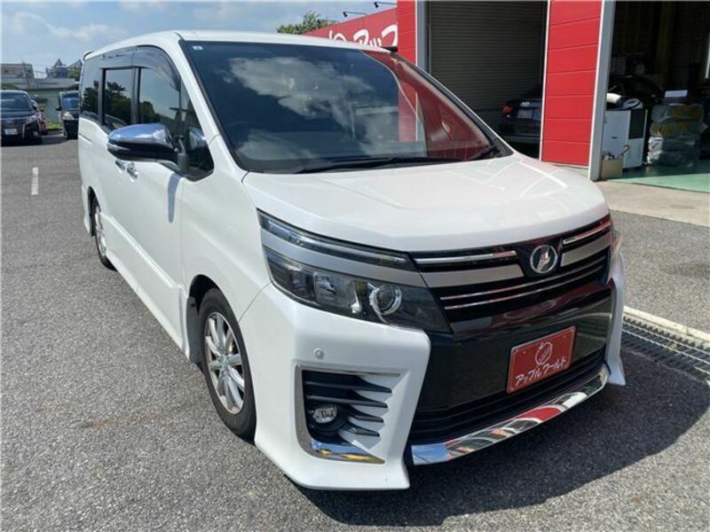 TOYOTA VOXY