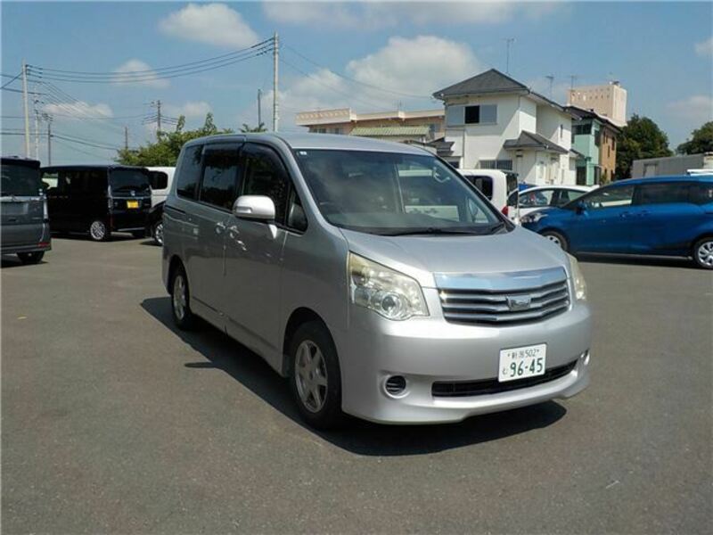 TOYOTA NOAH