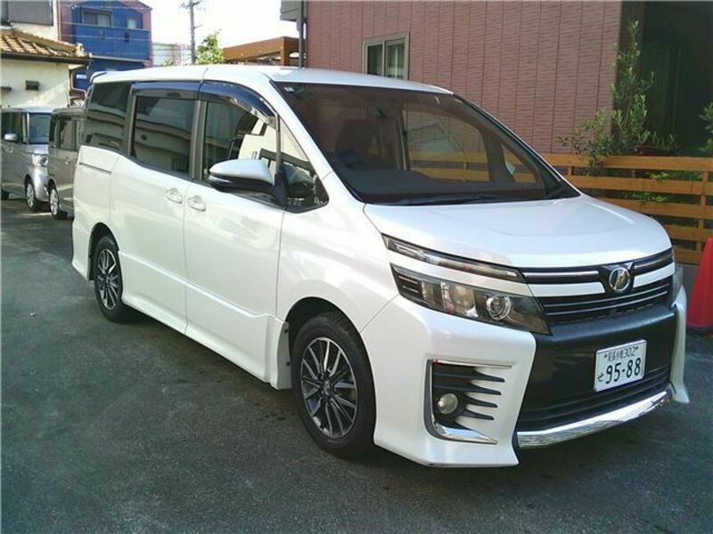 TOYOTA VOXY