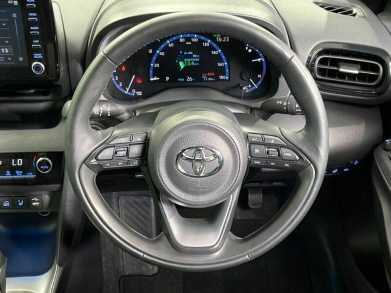 YARIS CROSS