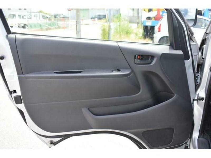 HIACE COMMUTER