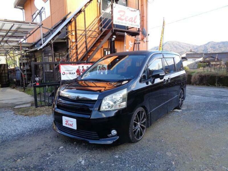 TOYOTA NOAH