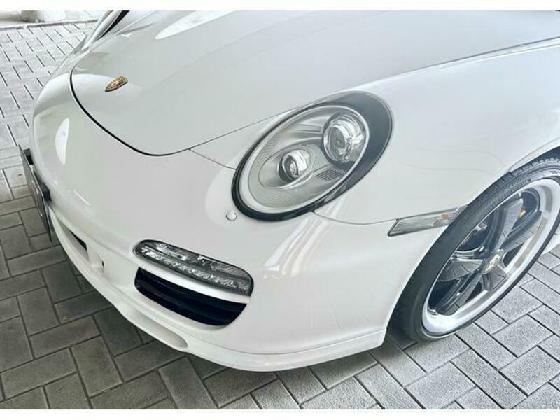 911