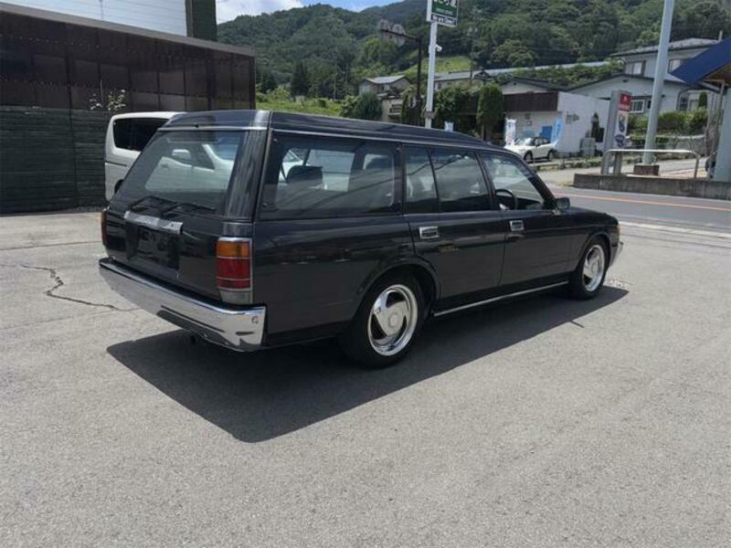 CROWN VAN