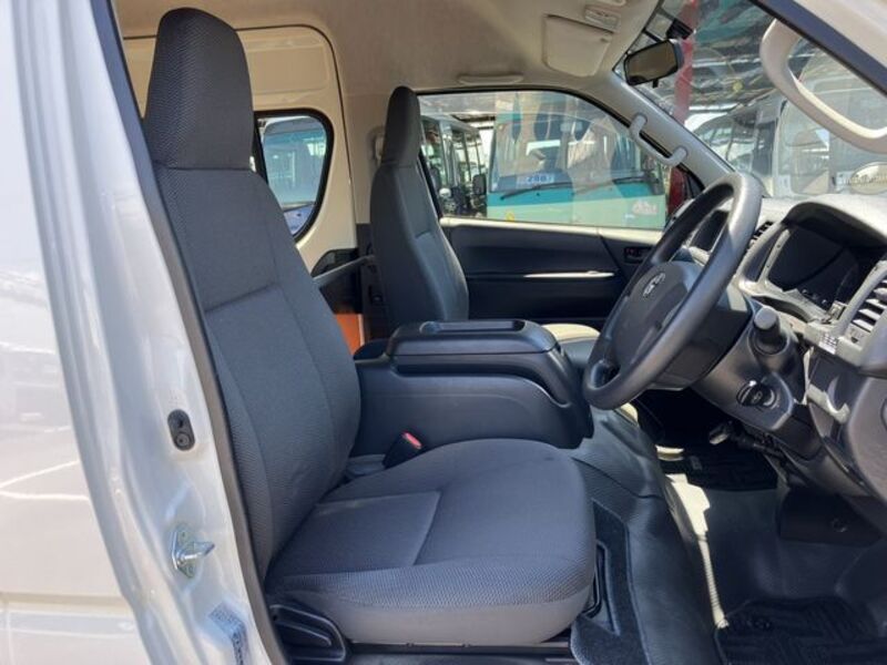 HIACE COMMUTER