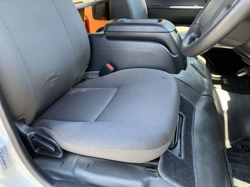 HIACE COMMUTER