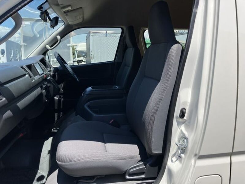 HIACE COMMUTER