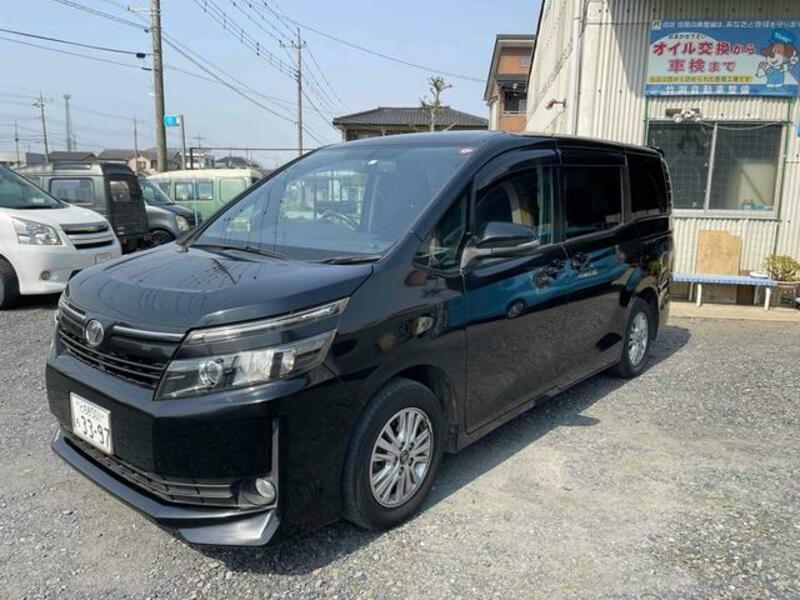 TOYOTA VOXY