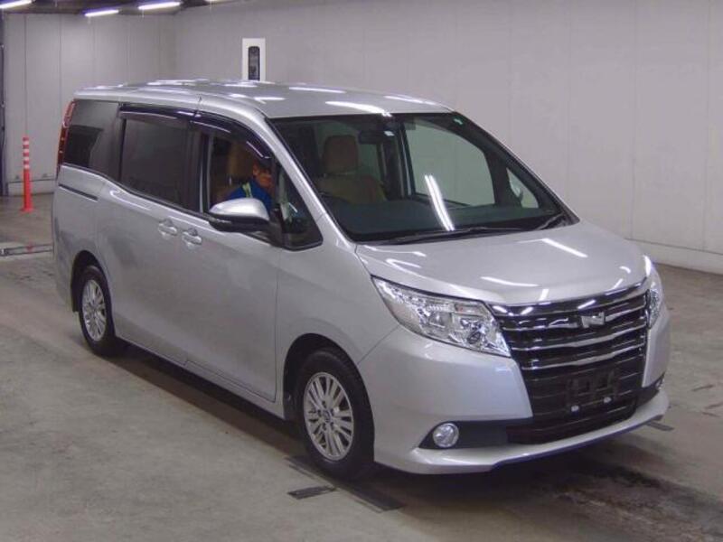 TOYOTA NOAH