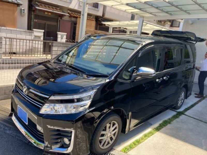TOYOTA VOXY