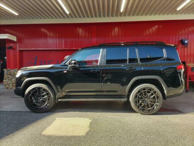 LAND CRUISER