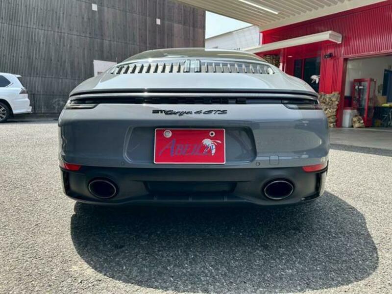 911