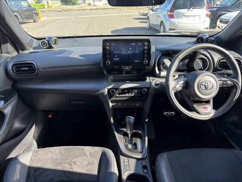 YARIS CROSS