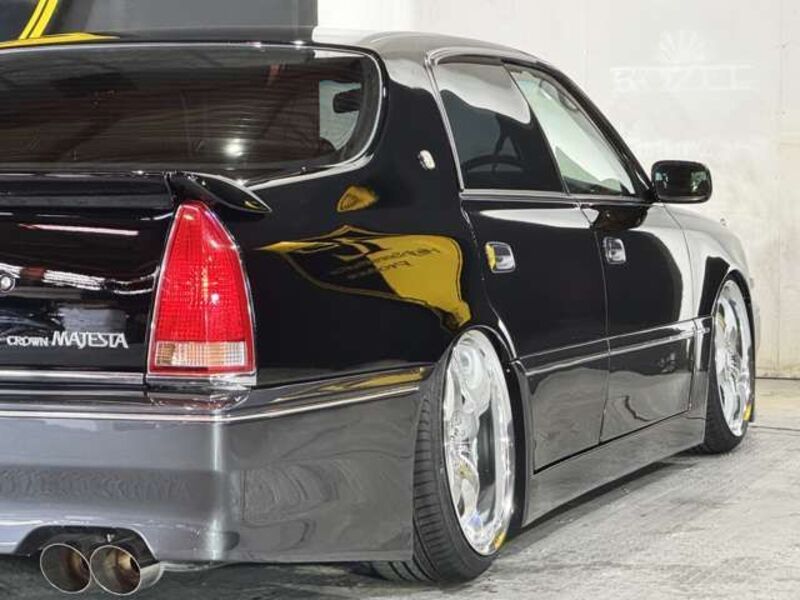 CROWN MAJESTA