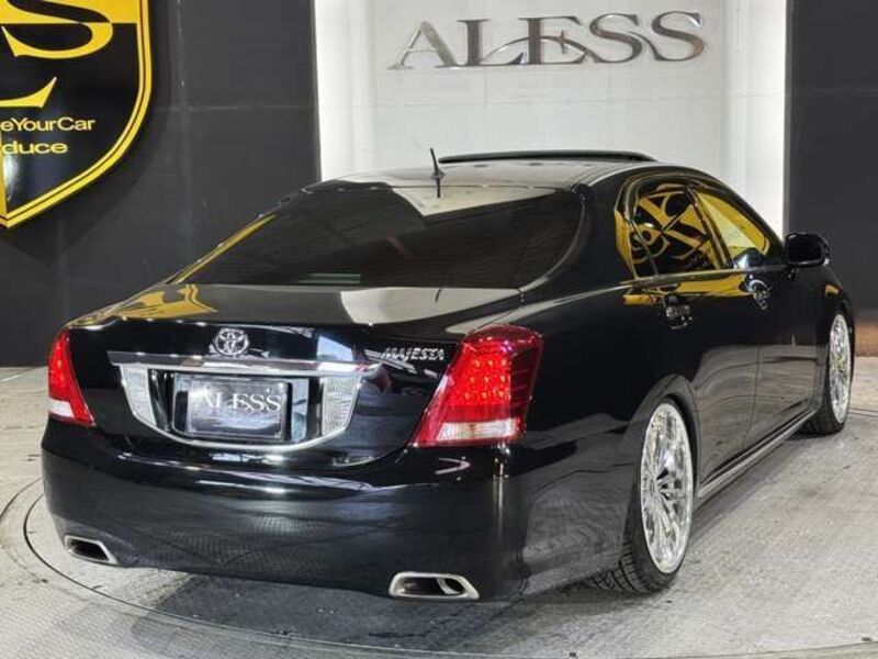CROWN MAJESTA