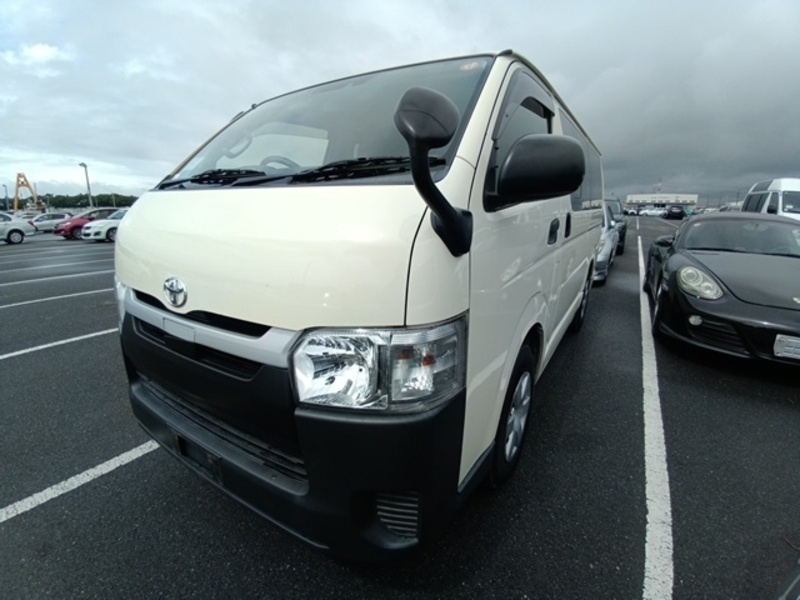 TOYOTA HIACE VAN