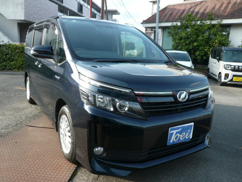 TOYOTA VOXY