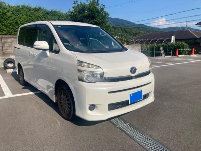 TOYOTA VOXY
