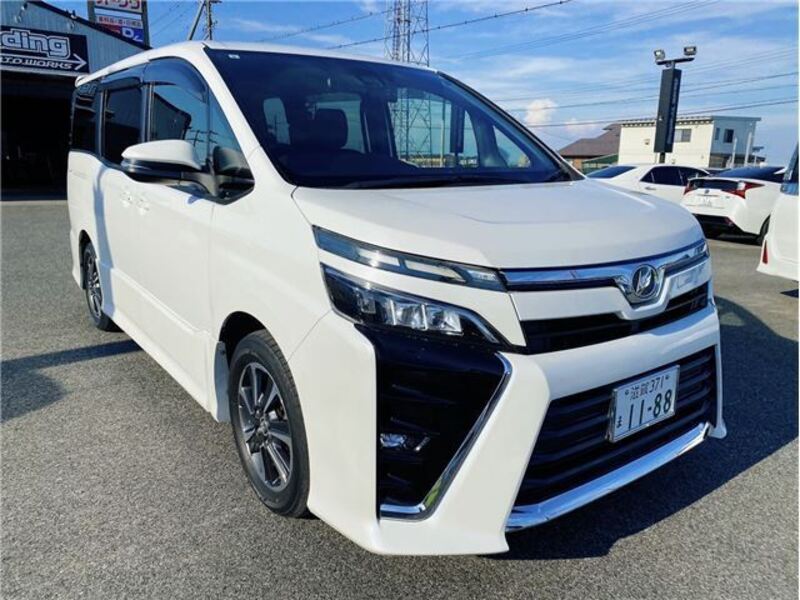 TOYOTA VOXY
