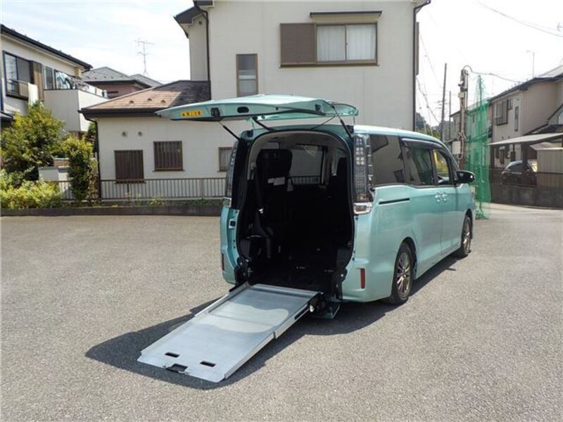 TOYOTA VOXY