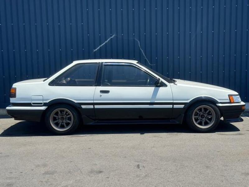 COROLLA LEVIN