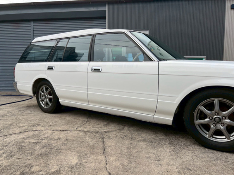CROWN VAN