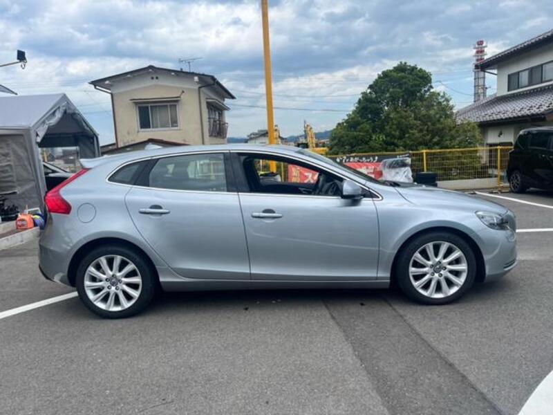 V40