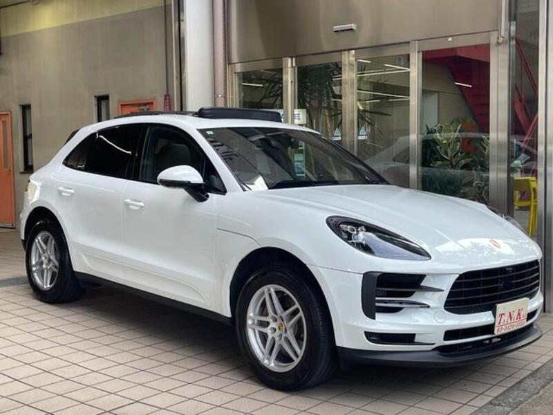 PORSCHE MACAN