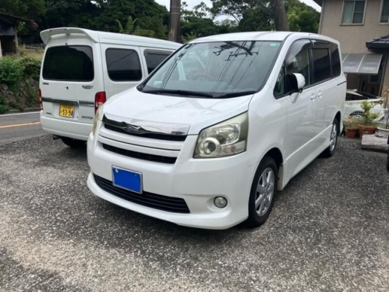 TOYOTA NOAH