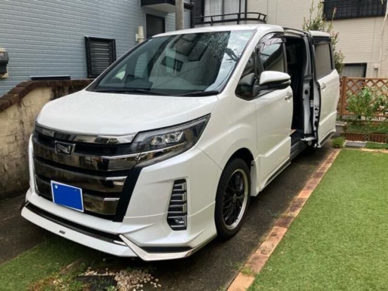 TOYOTA NOAH