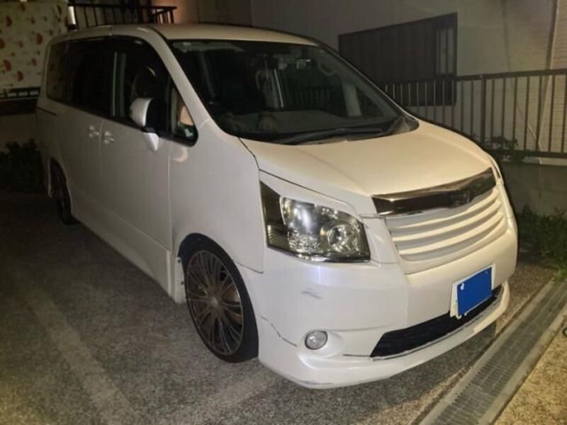 TOYOTA NOAH