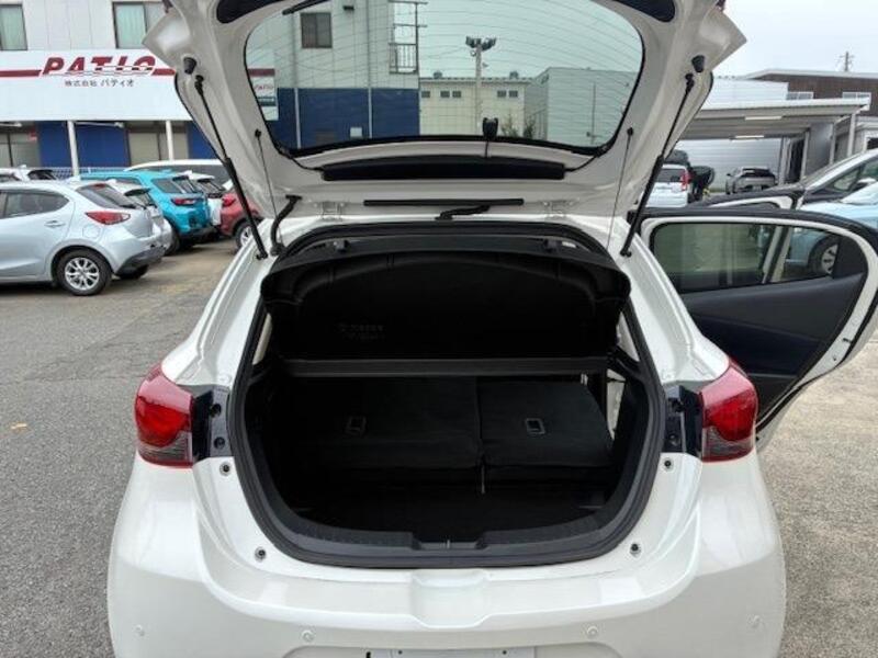 MAZDA2