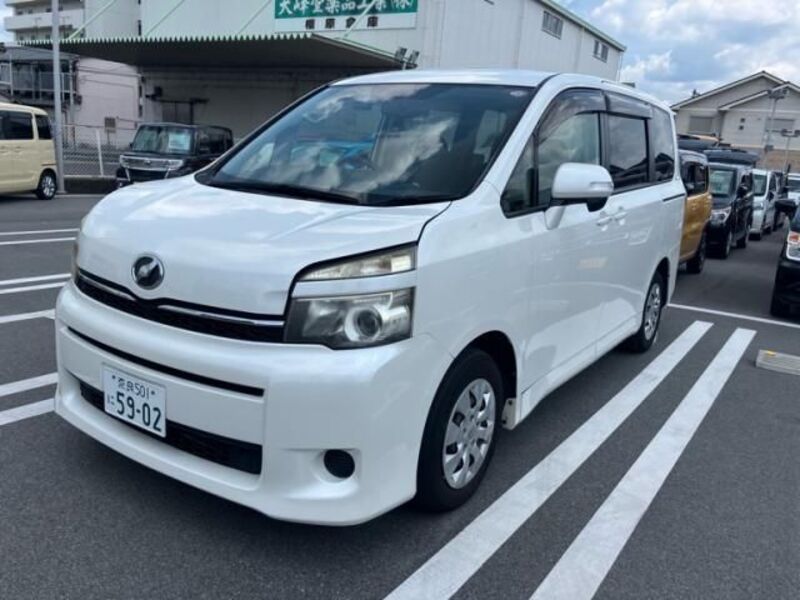 TOYOTA VOXY