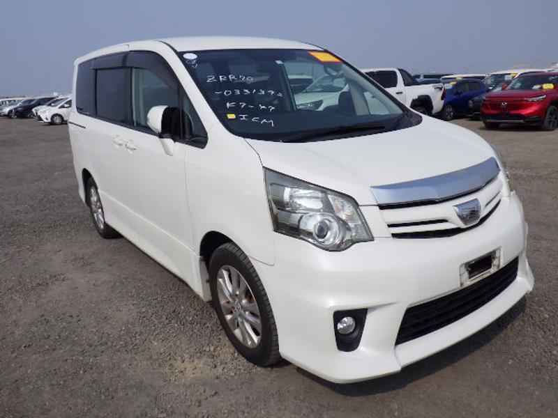 TOYOTA NOAH