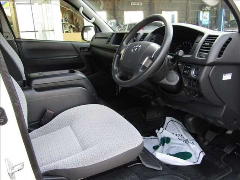 HIACE COMMUTER